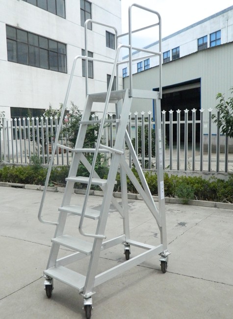 “鋁合金梯子，外面太危險(xiǎn)，室外壽命只能一年”